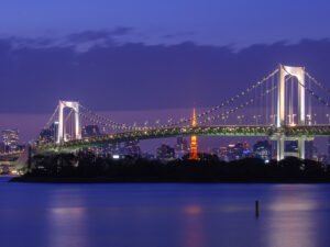 Vue du quartier d'Odaiba avec le Rainbow Brigde et la tour de Tokyo.